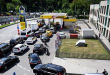 Long Lines for Gas Shatter the Illusion of Normalcy in Wartime Russia